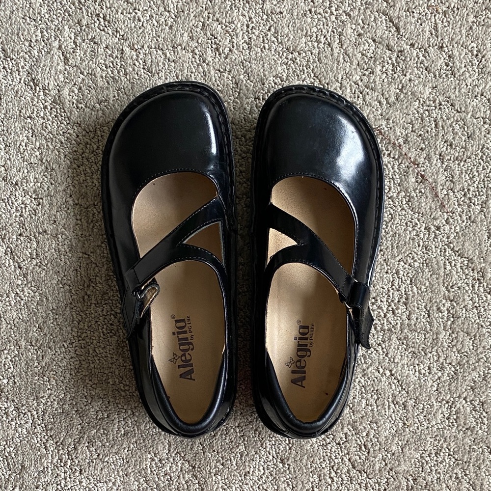 Women’s black Mary Jane’s
